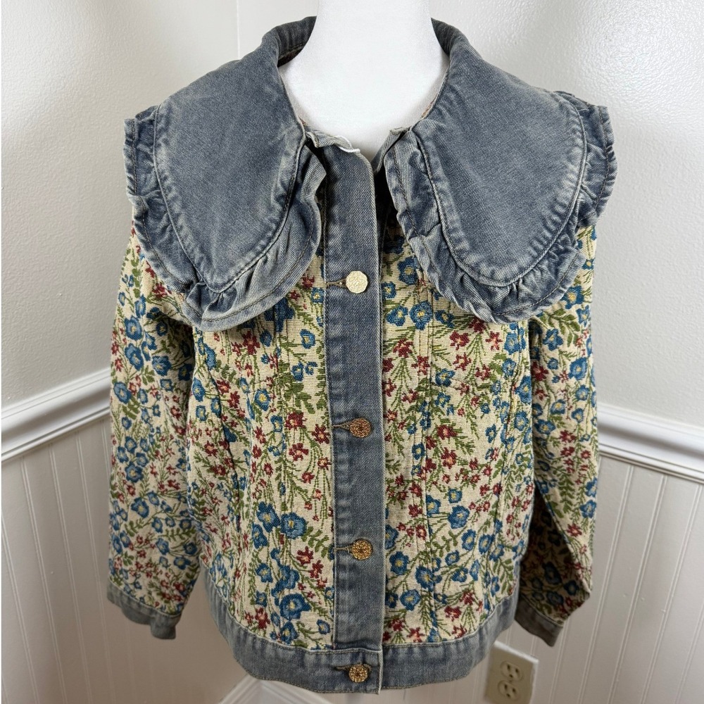 Chic Floral Jean Jacket with Ruffled Collar